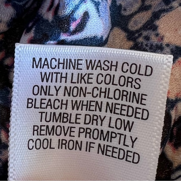 Women’s Apt.9 Multicolored Vneck Blouse with Rolled button sleeves, Small - Picture 7 of 10